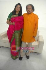 Kavita Krishnamurthy, Dr L Subramaniam at a music video directed by Luke Kenny in Andheri on 29th Oct 2010 (4).JPG